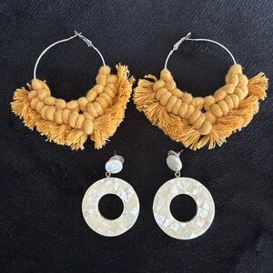 2 pairs of earrings